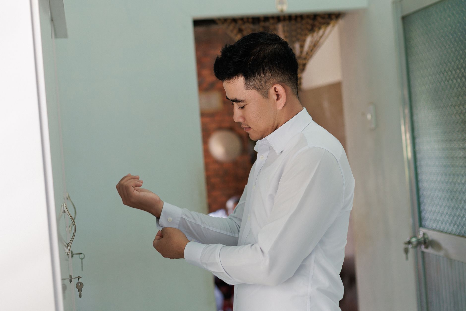 Kemeja Putih Pria Cocok dengan Celana Apa? Ini Kombinasinya