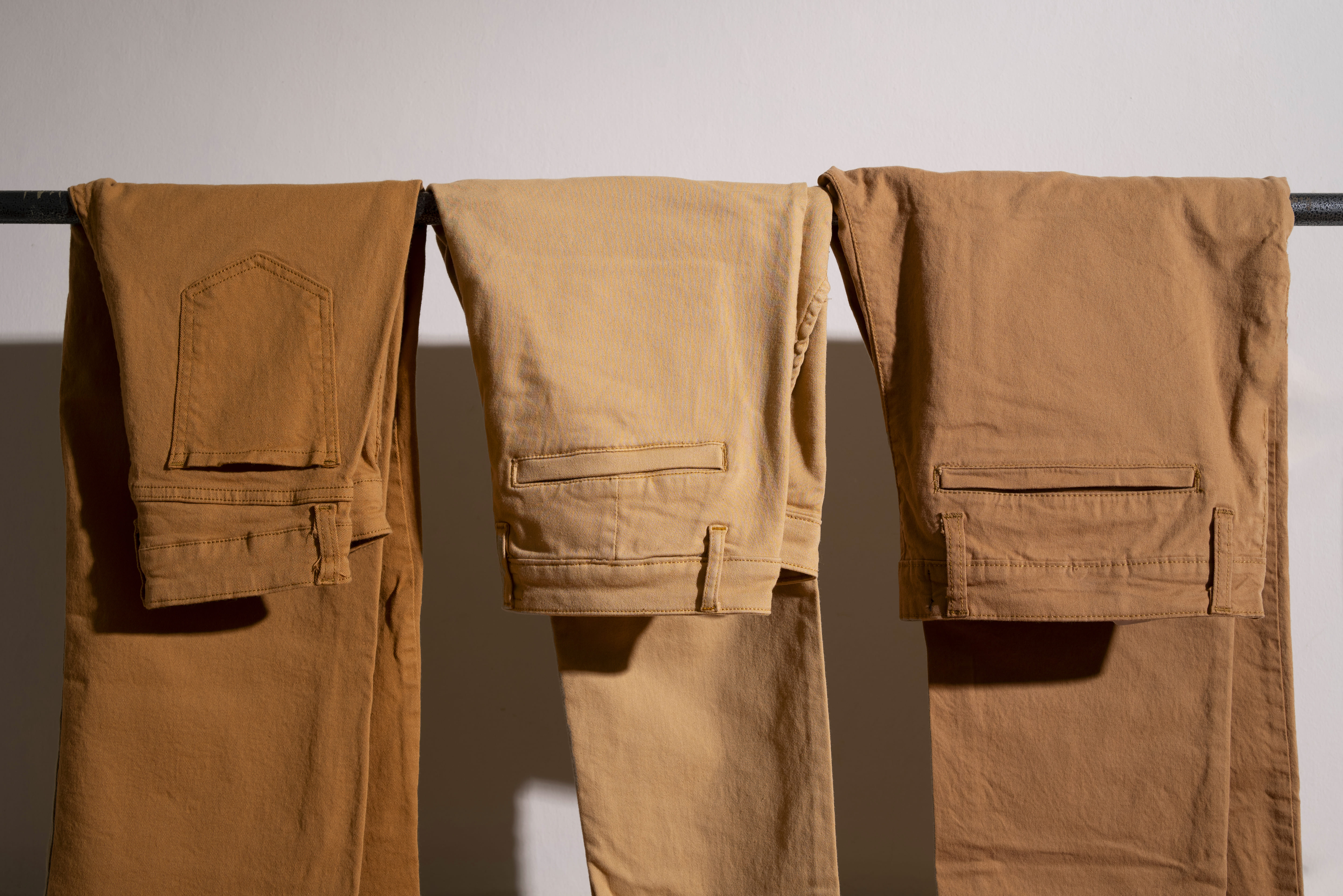Celana Cargo vs Celana Chino Pria, Mana yang Lebih Casual?