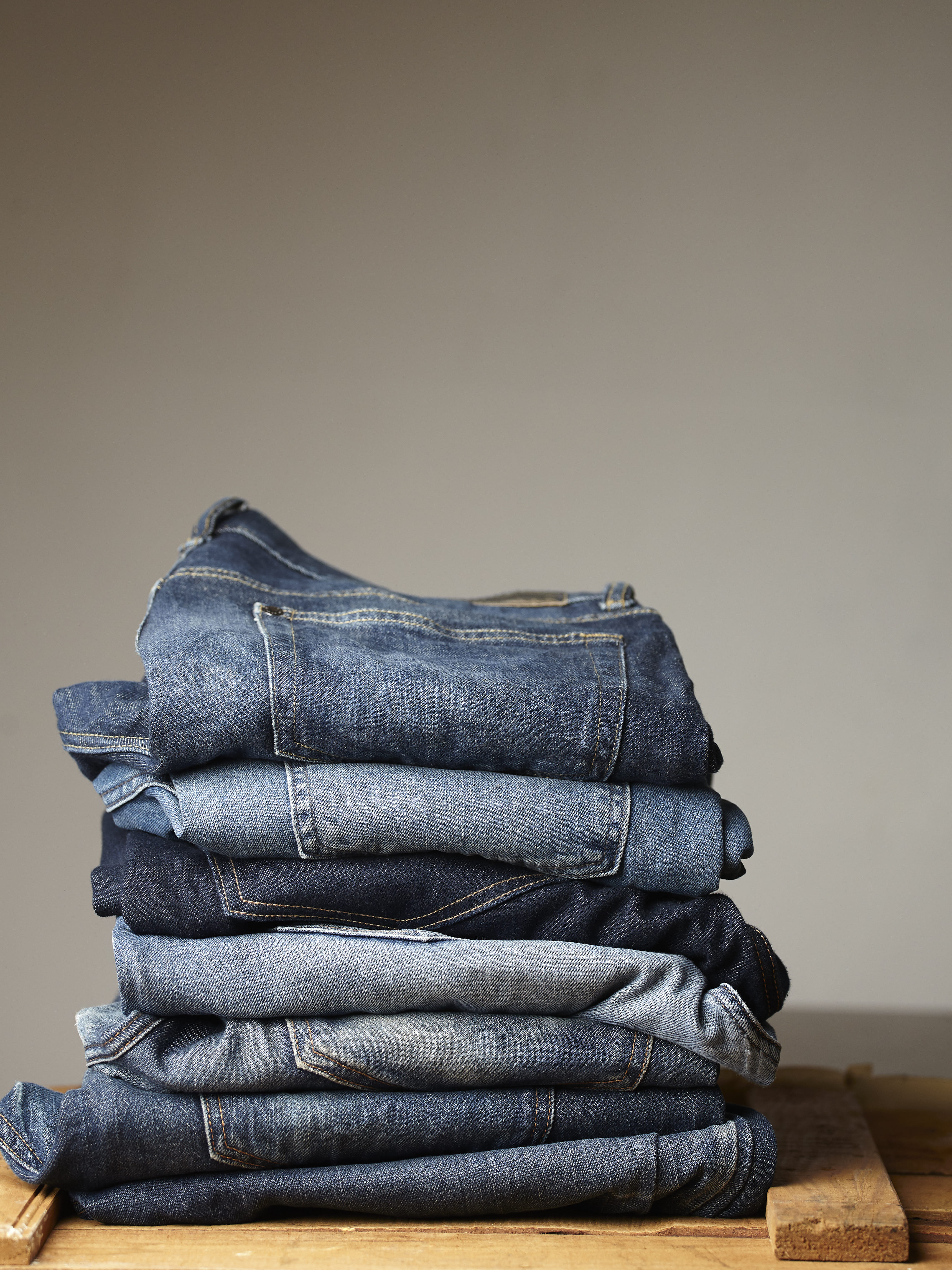 Celana Jeans vs Celana Cargo Pria, Apa Perbedaannya?