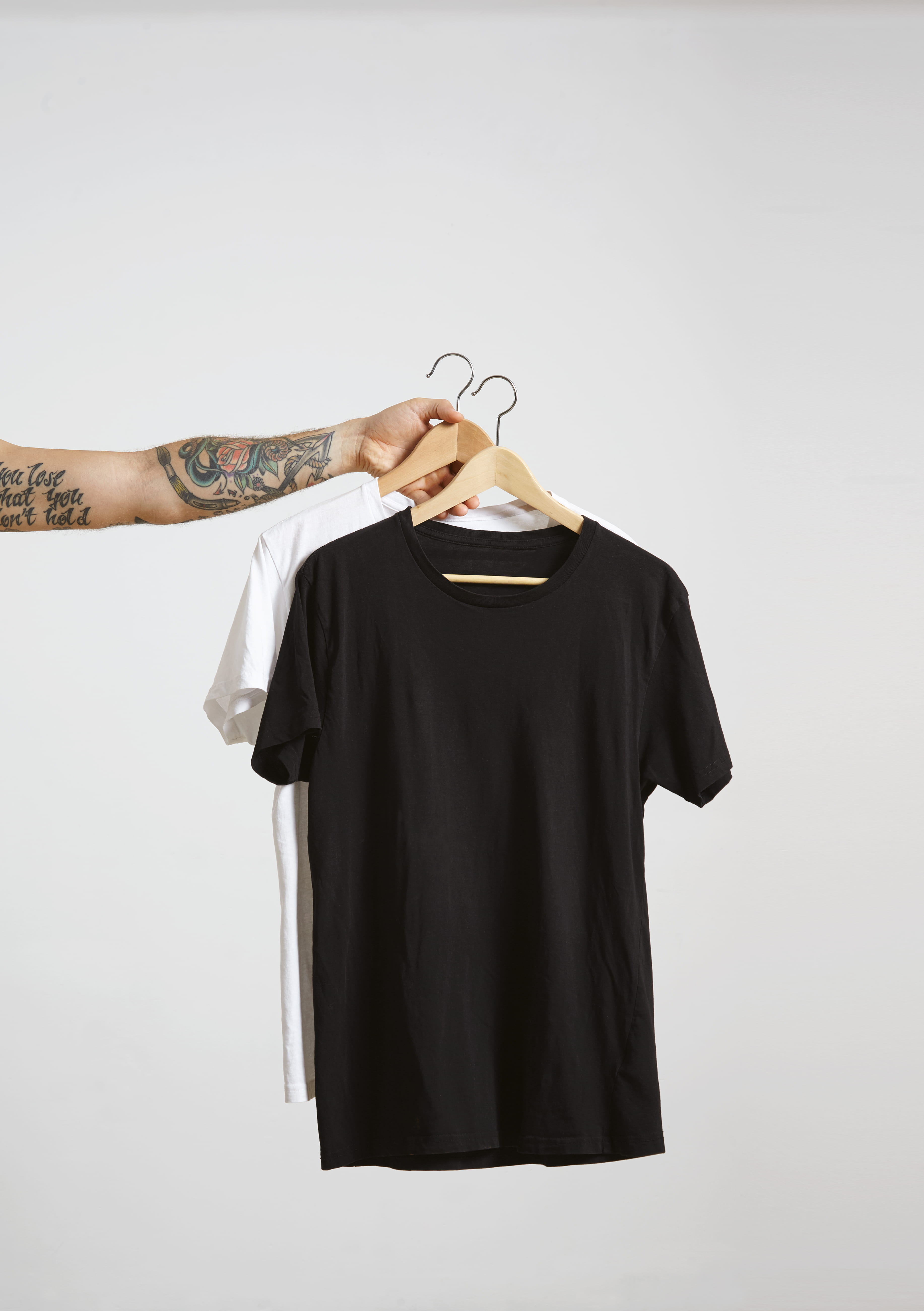 Kaos untuk Celana Cargo: Panduan Padu Padan Pria Modern